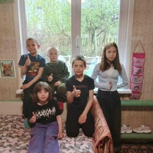 Многодетной семье Ольги и Олега с 7 детьми из Орлова купили и установили новое окно в их детскую комнату 