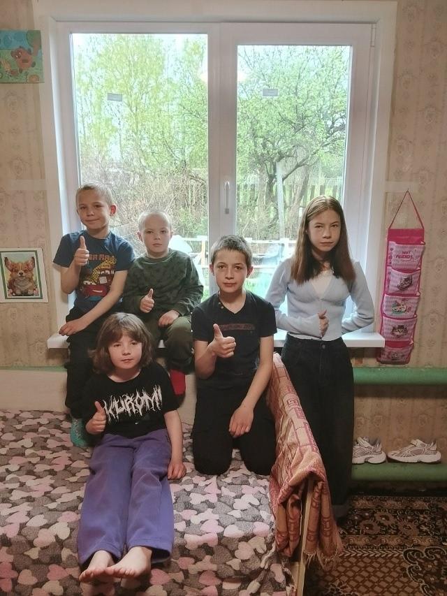 Многодетной семье Ольги и Олега с 7 детьми из Орлова купили и установили новое окно в их детскую комнату 