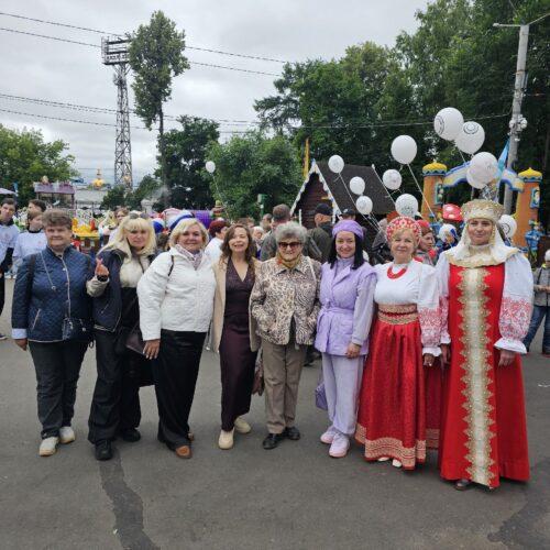 Центр «Моя семья» выступил на Параде семей и Областном фестивале «Её величество семья» в русских костюмах