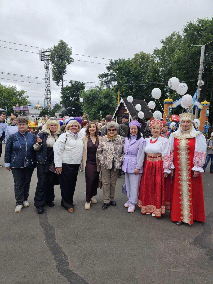 Центр «Моя семья» выступил на Параде семей и Областном фестивале «Её величество семья» в русских костюмах