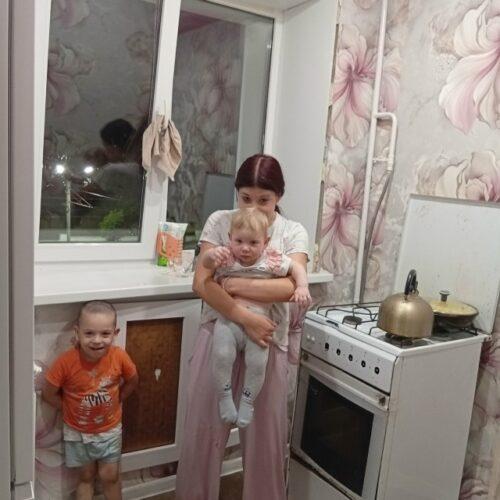 Продолжаем оказывать адресную помощь семьям. Обновили кухню и коридор, отштукатурили стены, отремонтировали электропроводку, отремонтировали пол для семьи с 7 детьми из г.Кирова