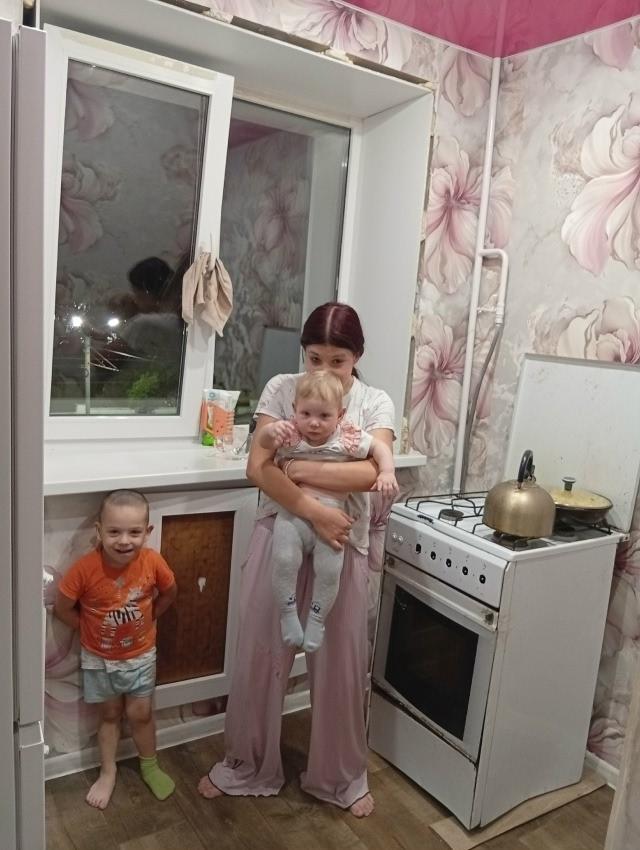 Продолжаем оказывать адресную помощь семьям. Обновили кухню и коридор, отштукатурили стены, отремонтировали электропроводку, отремонтировали пол для семьи с 7 детьми из г.Кирова